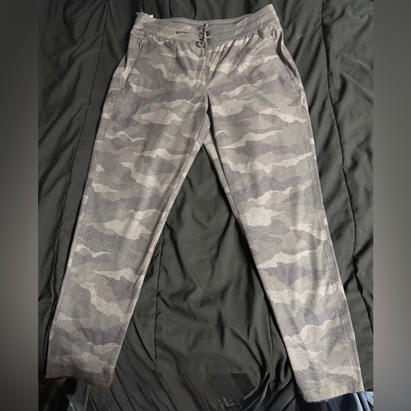 Kuhl Ladies Gray Camo Joggers with drawstring and pockets Size small - Picture 1 of 6
